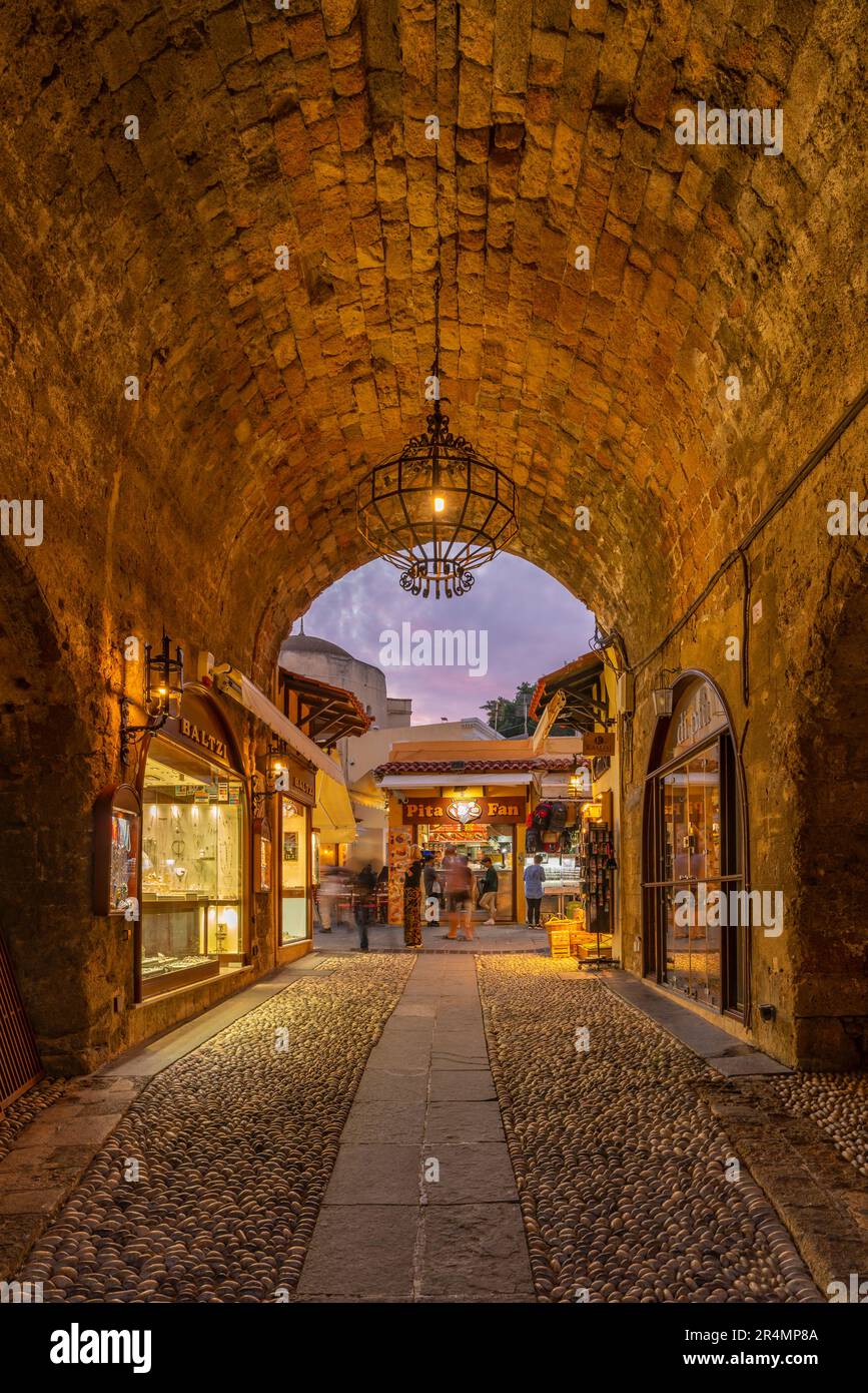 Vue sur la rue depuis la porte de la mer au crépuscule, vieille ville de Rhodes, site classé au patrimoine mondial de l'UNESCO, Rhodes, Dodécanèse, îles grecques, Grèce, Europe Banque D'Images