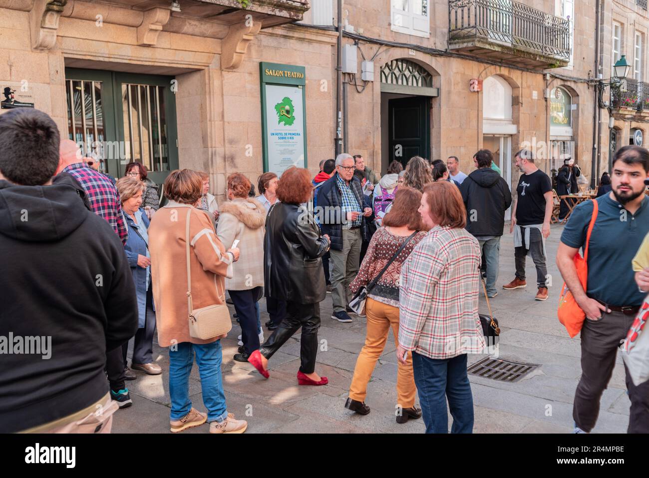 Santiago, Espagne. 26th avril 2023. Public assistant à la représentation au salon Teatro de la pièce. Un hôtel de première classe sur la rivière avant l'accès Banque D'Images