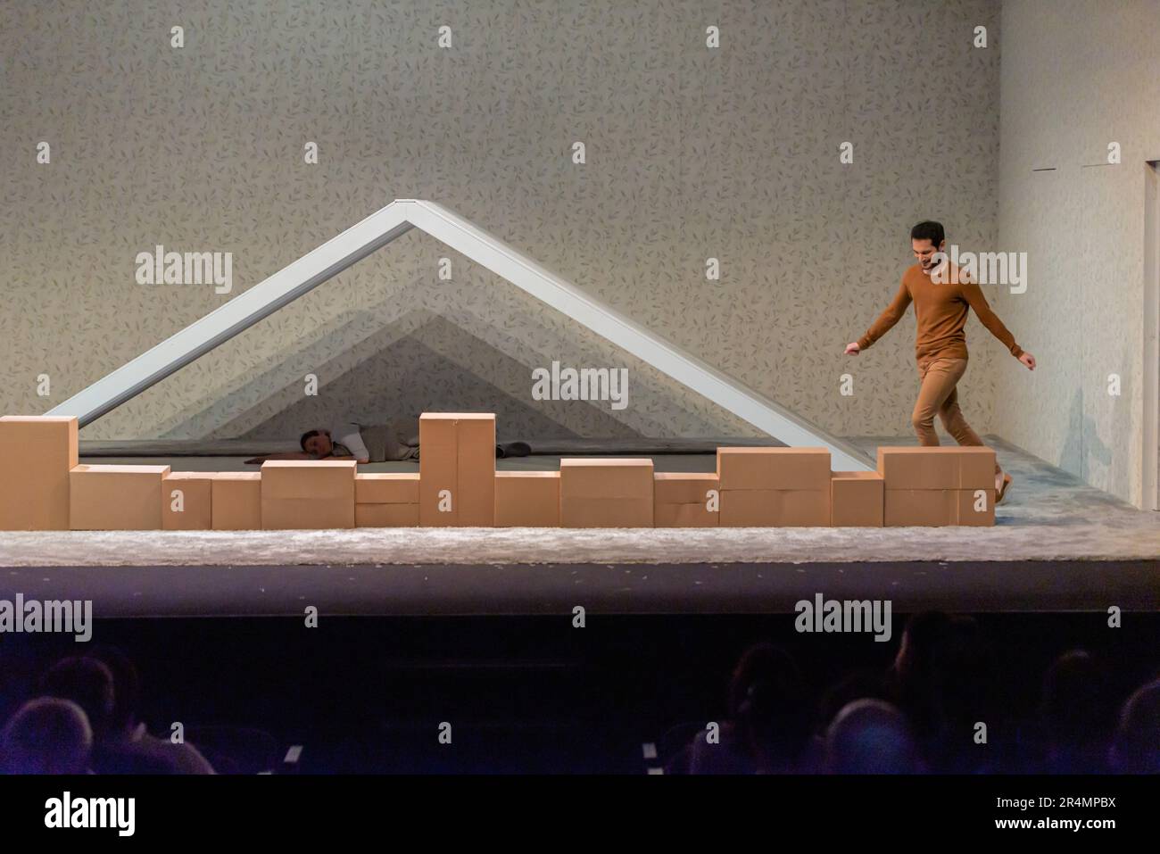 Santiago, Espagne. 26th avril 2023. Acteur Ivan Davila pendant une des scènes de la pièce au salon Teatro à Santiago. Crédit: xan gasalla / alamy Banque D'Images