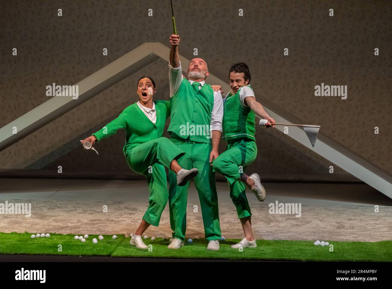Santiago, Espagne. 26th avril 2023. Les acteurs Pablo Sanchez, Nicolas Otero et l'actrice Sofia Espiñeira dans une scène de la pièce au salon Teatro de Sant Banque D'Images