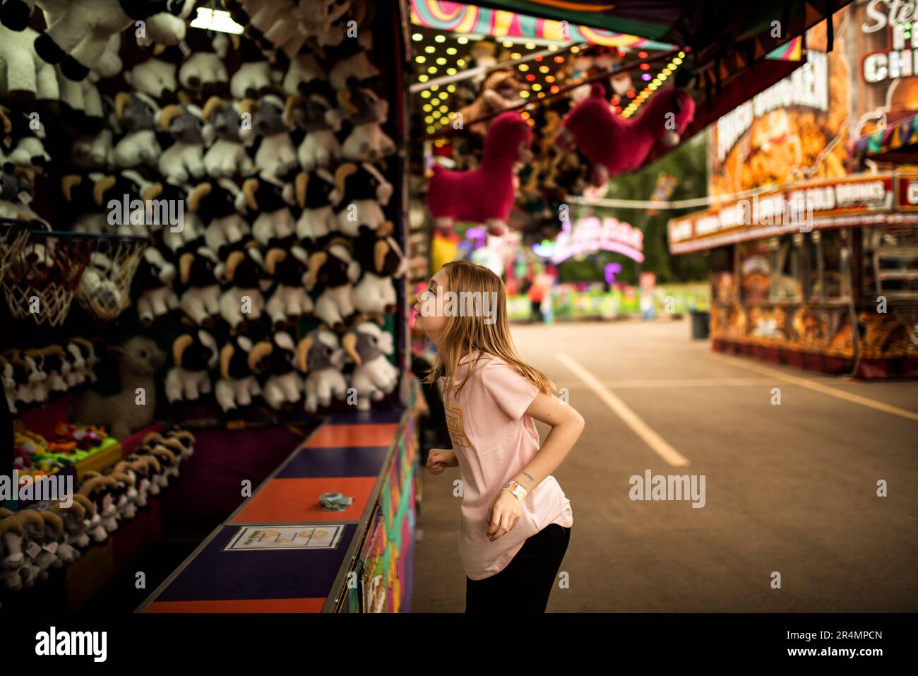 FILLE JOUANT À DES JEUX AU CARNAVAL Banque D'Images