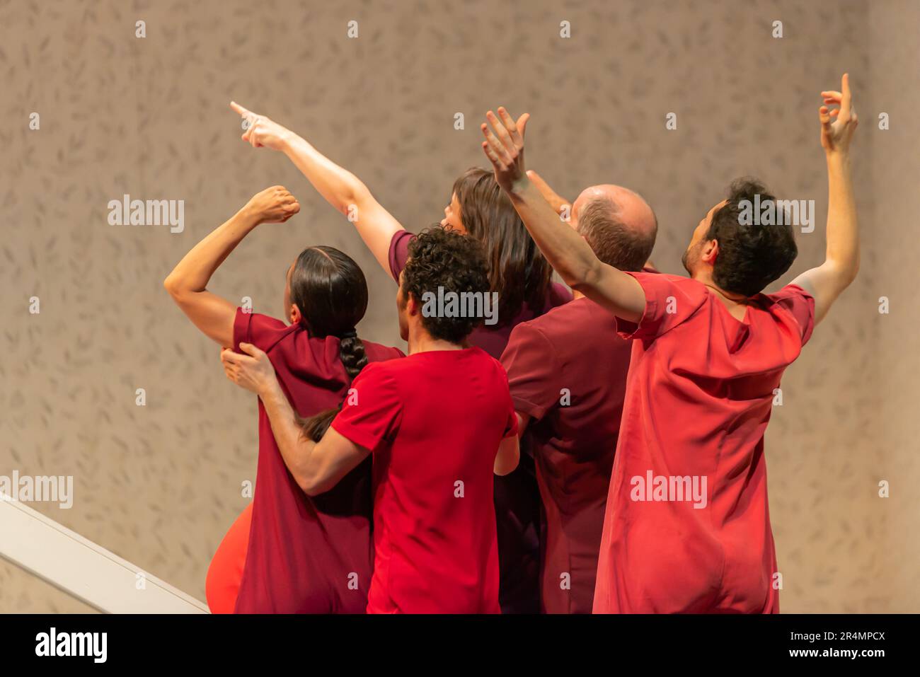 Santiago, Espagne. 26th avril 2023. Acteurs Lidia Veiga, Pablo Sanchez, Nicolas Otero et Sofia Espiñeira pendant une des scènes de la pièce au Sal Banque D'Images