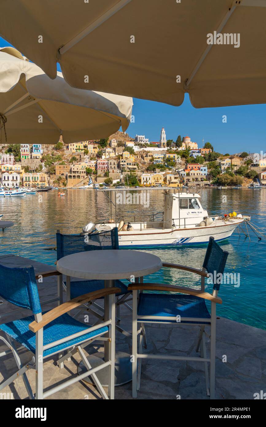 Vue de l'église d'Annonciation surplombant la ville de Symi, l'île de Symi, le Dodécanèse, les îles grecques, la Grèce, Europe Banque D'Images