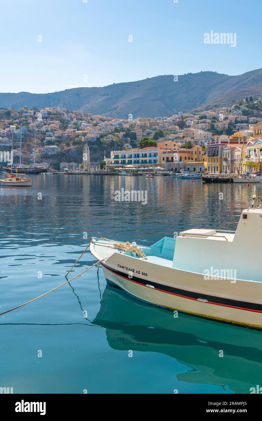 Vue sur les bateaux dans le port de Symi, l'île de Symi, site classé au patrimoine mondial de l'UNESCO, Rhodes, Dodécanèse, îles grecques, Grèce, Europe Banque D'Images