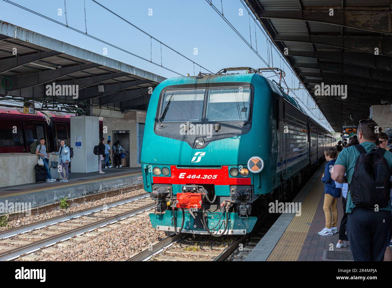 Un train arrive à la gare de Venezia Mestre Banque D'Images