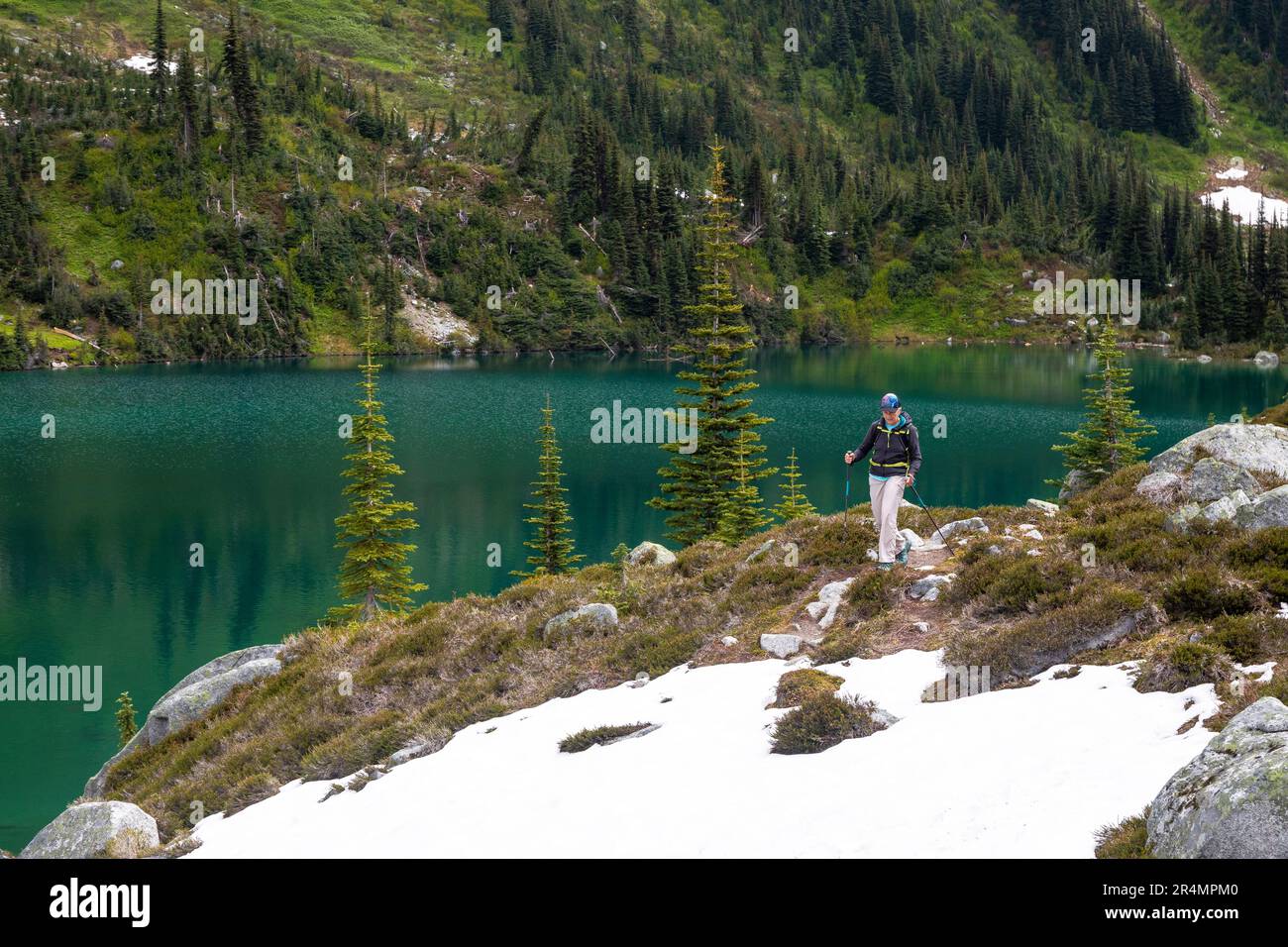 Vue panoramique sur les femmes qui font de la randonnée au bord d'un lac alpin au Canada. Banque D'Images