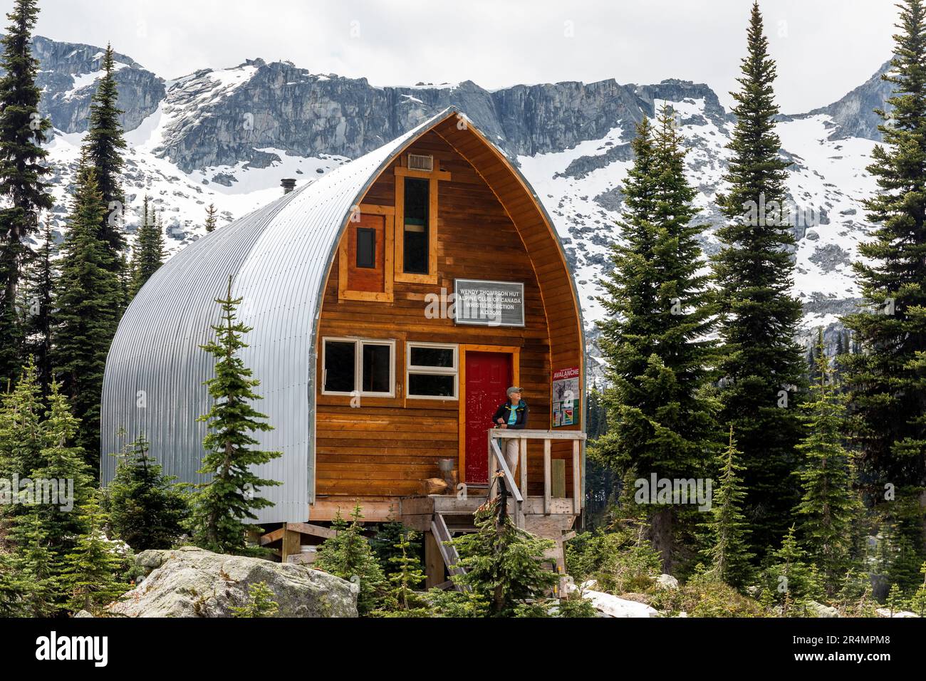 Vue centrale des femmes qui pendent à la cabane de montagne en Colombie-Britannique Banque D'Images