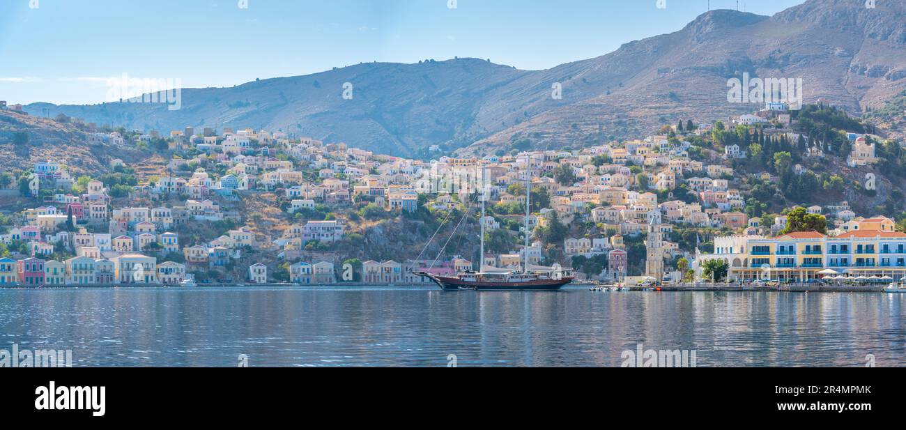 Vue sur les maisons colorées surplombant le port de Symi, l'île de Symi, le Dodécanèse, les îles grecques, la Grèce, Europe Banque D'Images