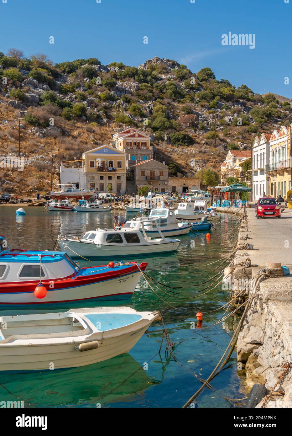 Vue sur les bateaux dans le port de Symi Town, Symi Island, Dodécanèse, les îles grecques, Grèce, Europe Banque D'Images