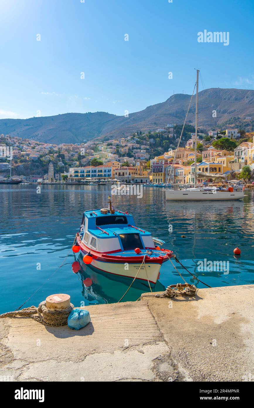 Vue sur les bateaux dans le port de Symi Town, Symi Island, Dodécanèse, les îles grecques, Grèce, Europe Banque D'Images