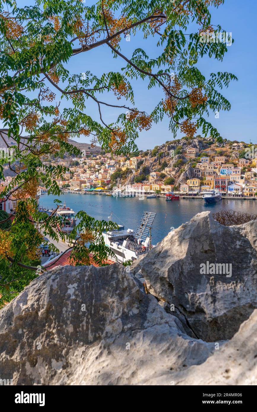 Vue sur le port depuis une position surélevée dans la ville de Symi, l'île de Symi, le Dodécanèse, les îles grecques, la Grèce, Europe Banque D'Images