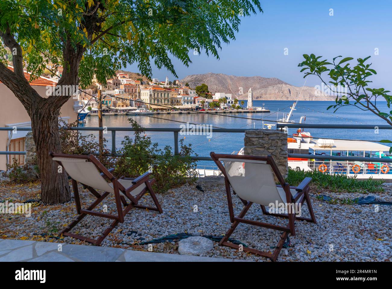 Vue sur le port depuis une position surélevée dans la ville de Symi, l'île de Symi, le Dodécanèse, les îles grecques, la Grèce, Europe Banque D'Images