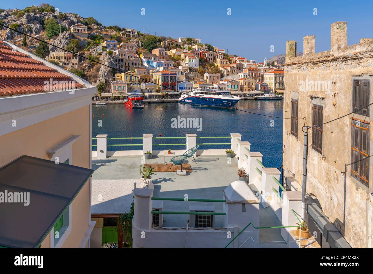 Vue sur le port depuis une position surélevée dans la ville de Symi, l'île de Symi, le Dodécanèse, les îles grecques, la Grèce, Europe Banque D'Images