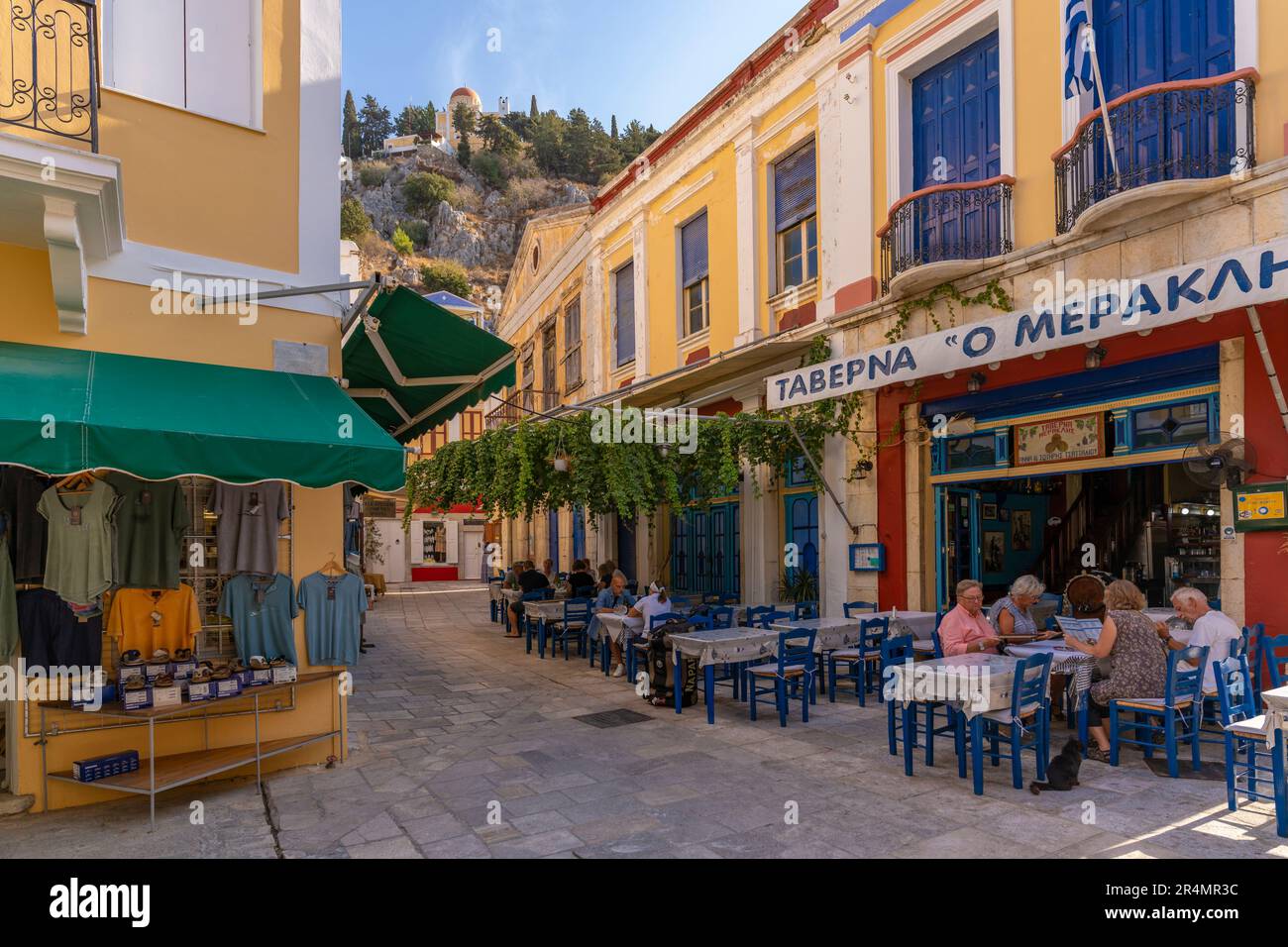 Vue sur le restaurant et les repas en plein air dans la ville de Symi, l'île de Symi, le Dodécanèse, les îles grecques, la Grèce, Europe Banque D'Images