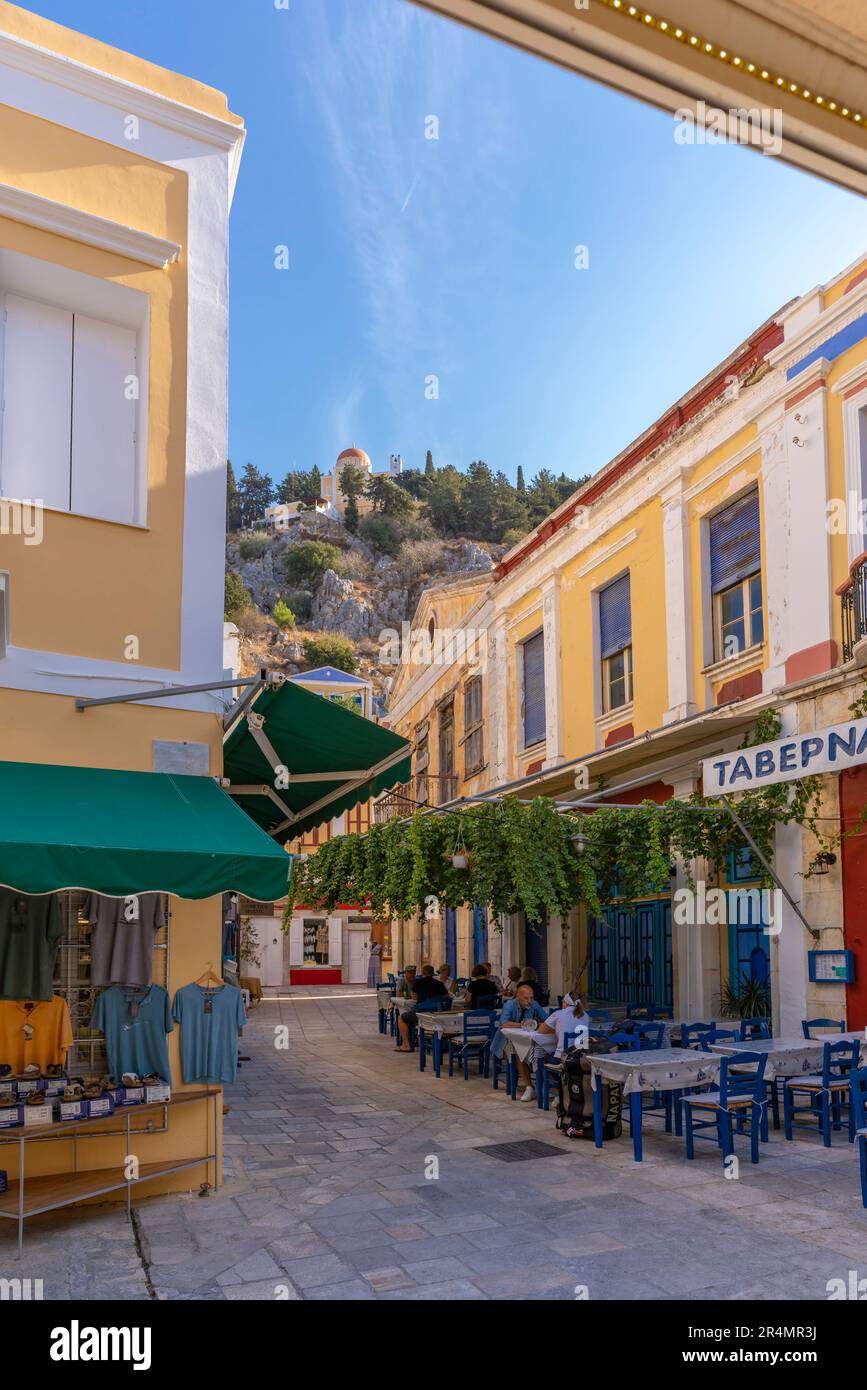 Vue sur le restaurant et les repas en plein air dans la ville de Symi, l'île de Symi, le Dodécanèse, les îles grecques, la Grèce, Europe Banque D'Images