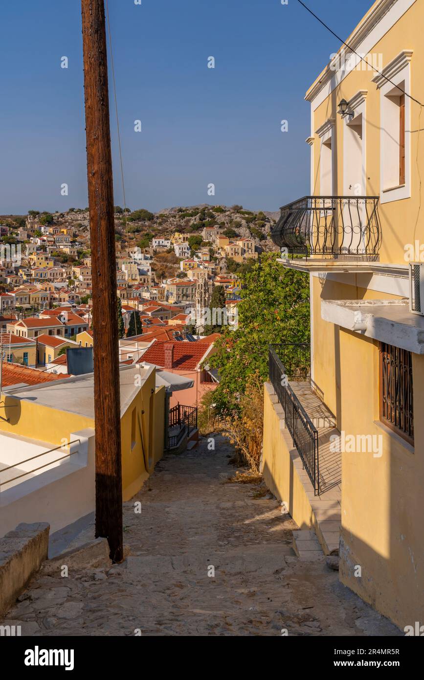 Vue sur les bâtiments colorés depuis une position surélevée dans la ville de Symi, l'île de Symi, le Dodécanèse, les îles grecques, la Grèce, Europe Banque D'Images