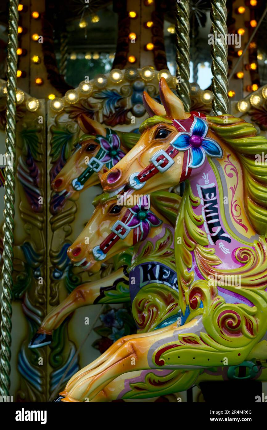 Un tour de parc d'expositions de carrousel. Banque D'Images