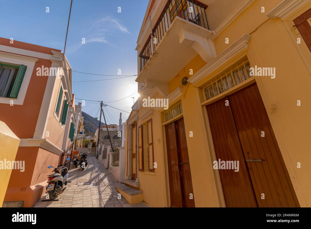 Vue sur les bâtiments de la ville de Symi, de l'île de Symi, du Dodécanèse, des îles grecques, de la Grèce, Europe Banque D'Images