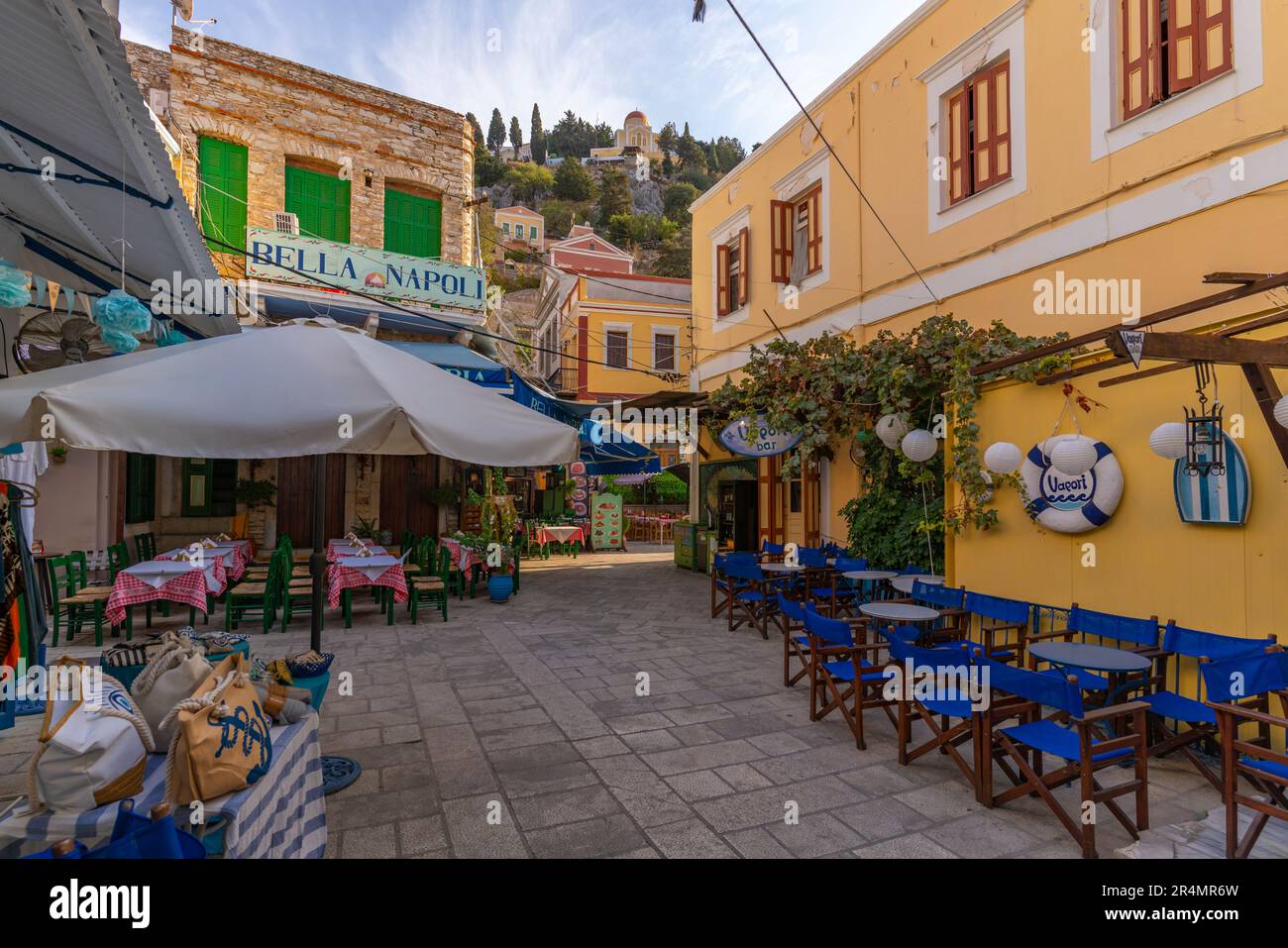 Vue sur le restaurant et les repas en plein air dans la ville de Symi, l'île de Symi, le Dodécanèse, les îles grecques, la Grèce, Europe Banque D'Images