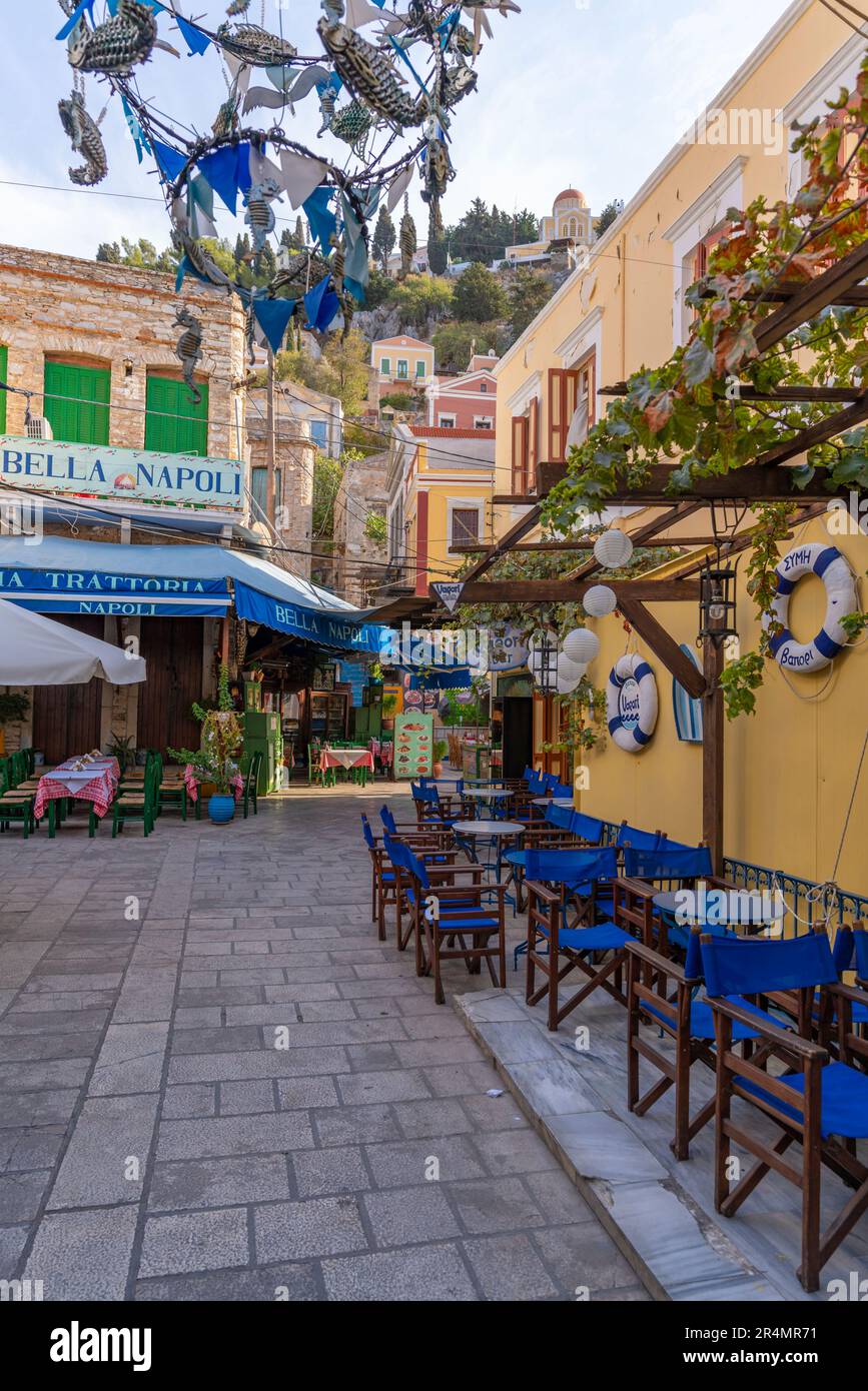 Vue sur le restaurant et les repas en plein air dans la ville de Symi, l'île de Symi, le Dodécanèse, les îles grecques, la Grèce, Europe Banque D'Images
