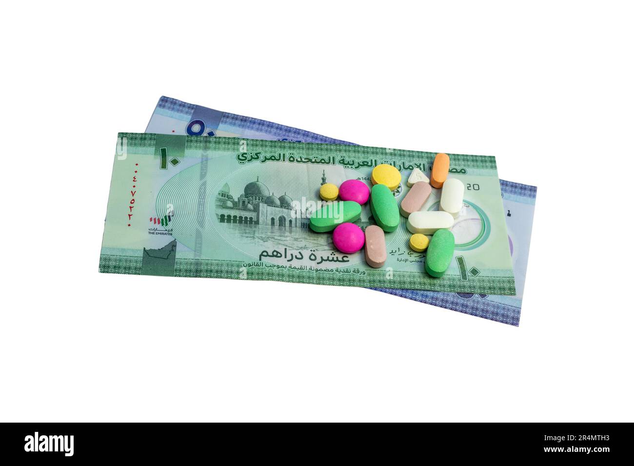 Concept des coûts médicaux et sanitaires avec des pilules sur les Émirats arabes Unis nouveaux billets isolés sur fond blanc Banque D'Images