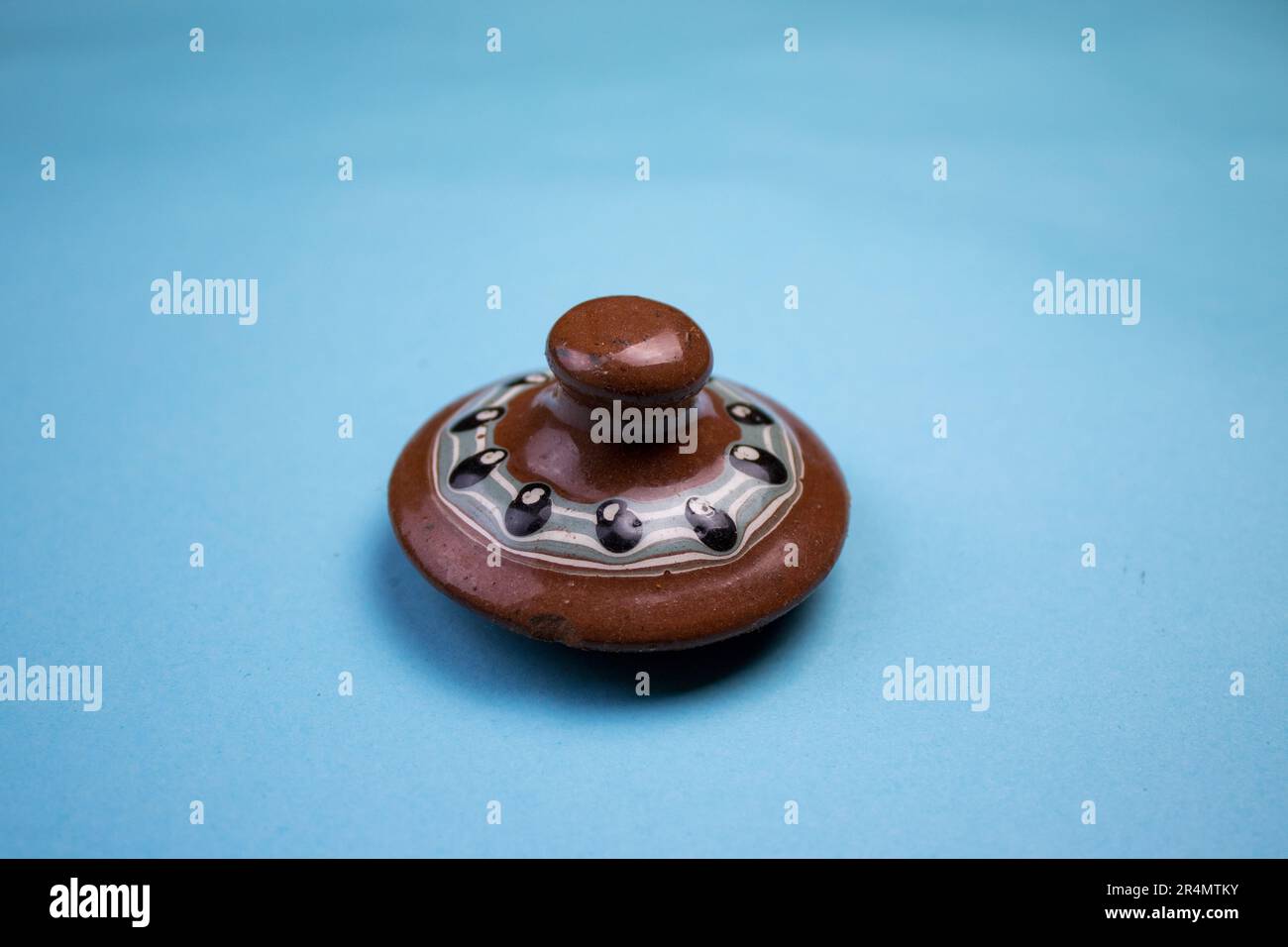 Couverture traditionnelle, traditionnelle et marron, photographiée d'en haut, sur fond bleu. Banque D'Images