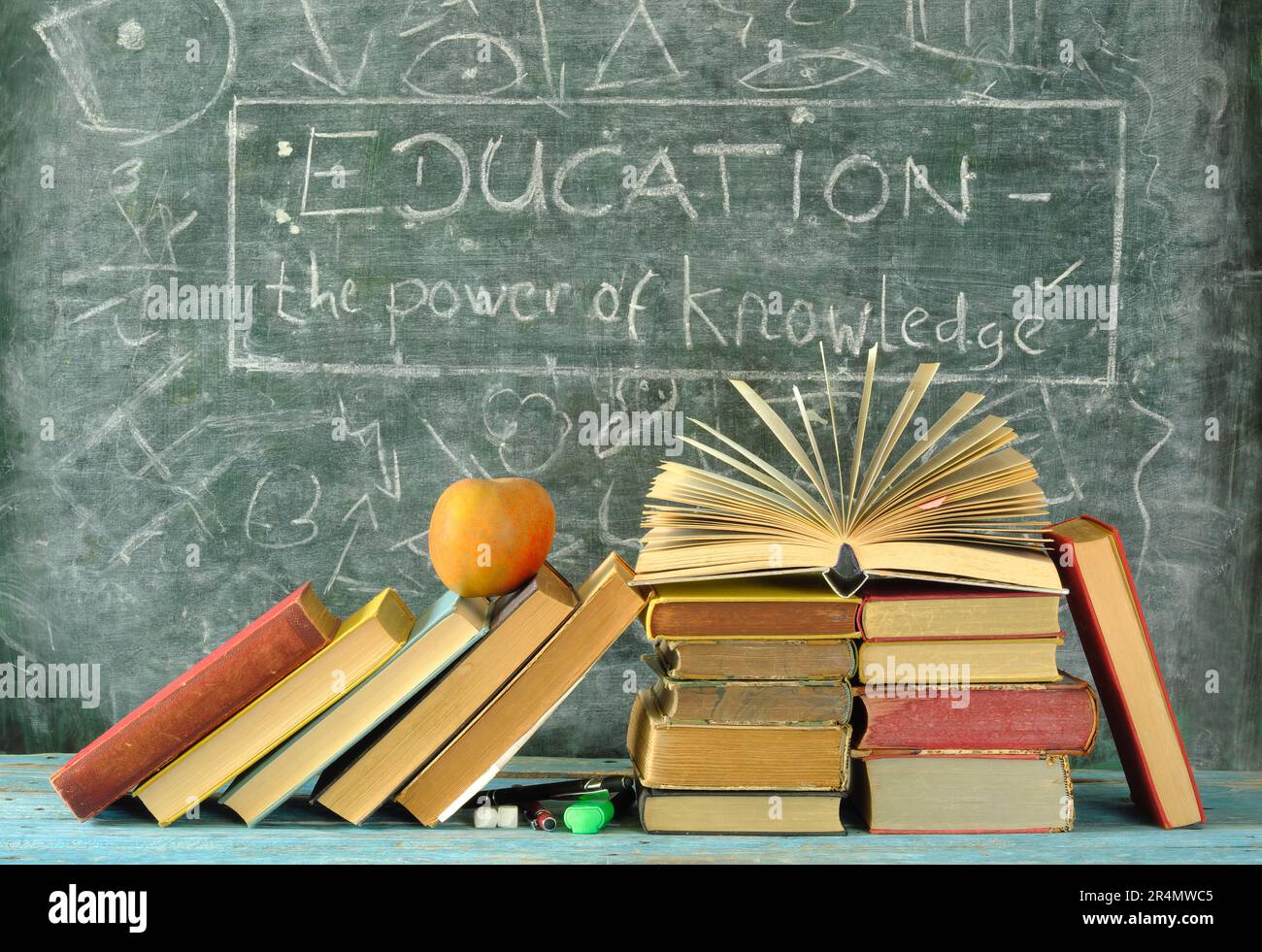 Pile de livres hardback avec slogan devant un tableau noir.Learning,Education,reading,back to School concept. Banque D'Images