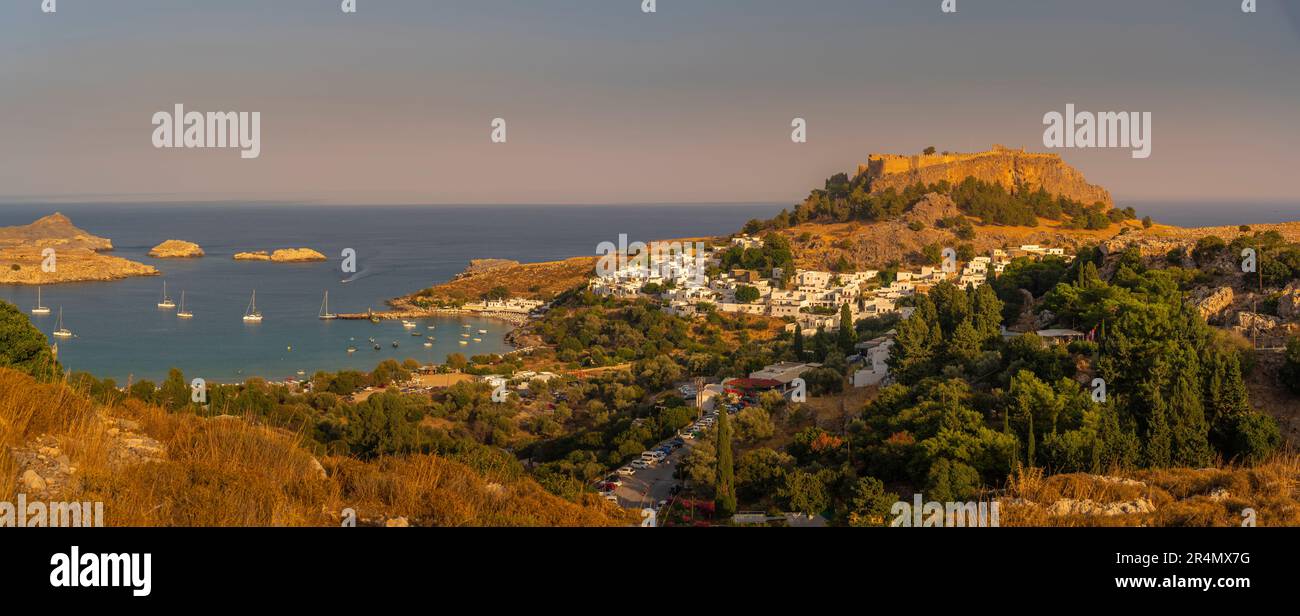 Vue sur les voiliers dans la baie, Lindos et Lindos Acropolis depuis la position élevée, Lindos, Rhodes, Dodécanèse Island Group, les îles grecques, Grèce, Euro Banque D'Images