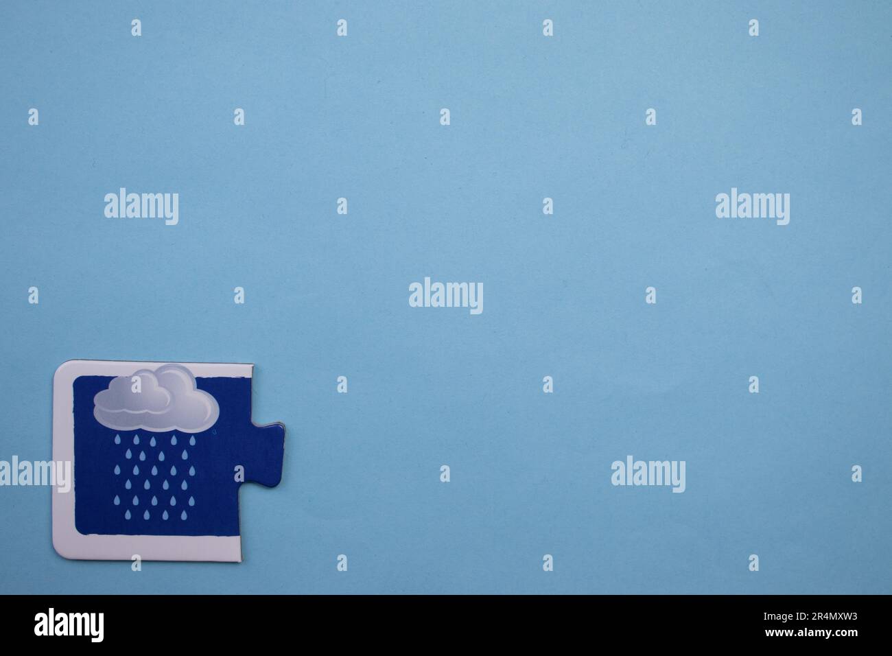 Casse-têtes d'images placés sur le bord d'un fond bleu. Nuage de pluie photographié d'en haut. Banque D'Images