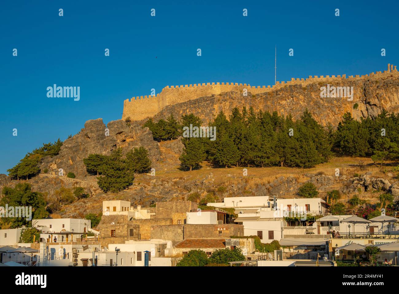 Vue de l'Acropole de Lindos et des maisons de ville blanchies à la chaux au coucher du soleil, Lindos, Rhodes, Groupe des îles du Dodécanèse, îles grecques, Grèce, Europe Banque D'Images