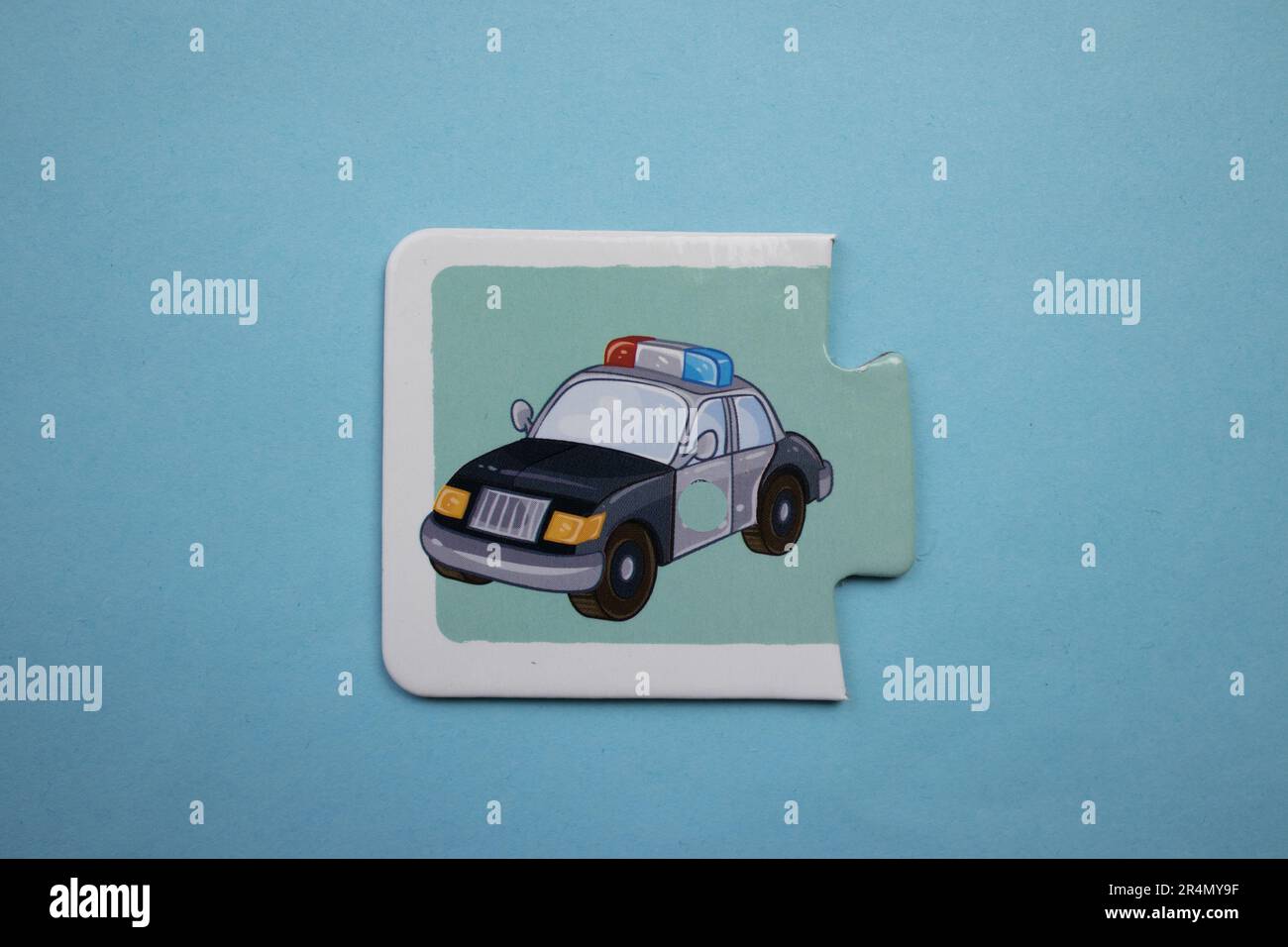 Casse-têtes d'images superposés sur fond bleu. Voiture de police Banque D'Images