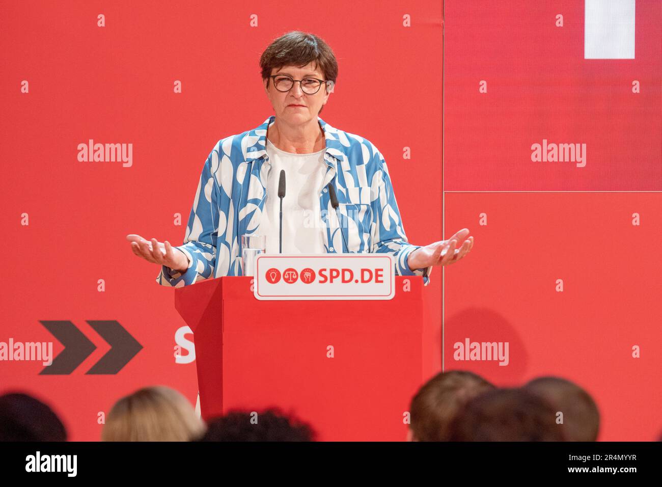 Saskia Esken s'exprimant lors de la célébration de 160 ans de l'existence du SPD le 23.05.2023 au siège du Parti à Berlin. Banque D'Images