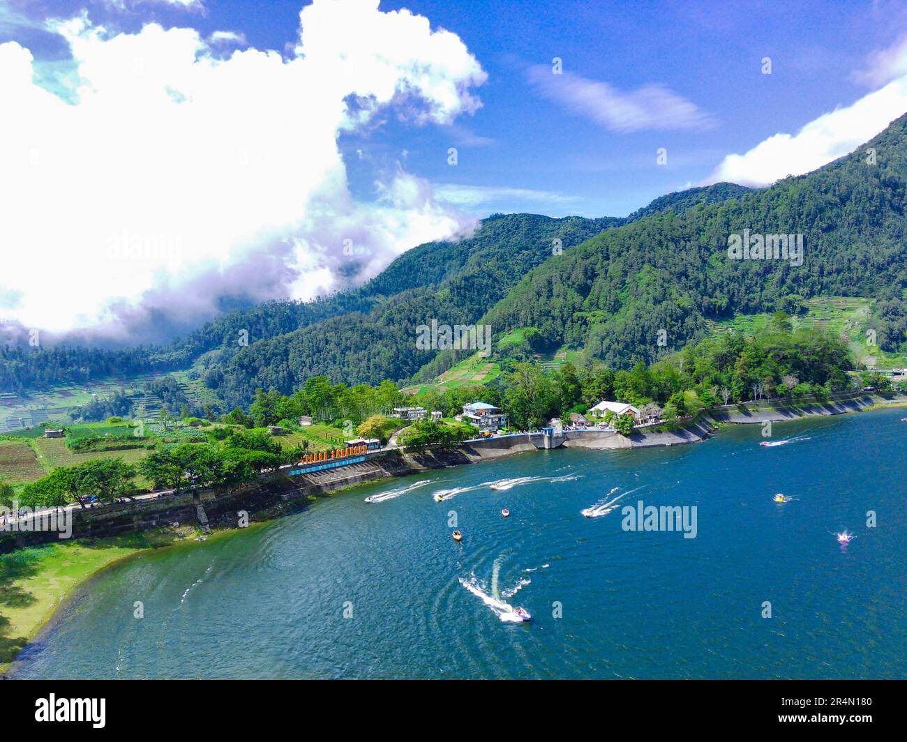 Vue aérienne de Telaga Sarangan ou du lac Sarangan, Magetan, East Java, Indonésie. Images de drone. Banque D'Images