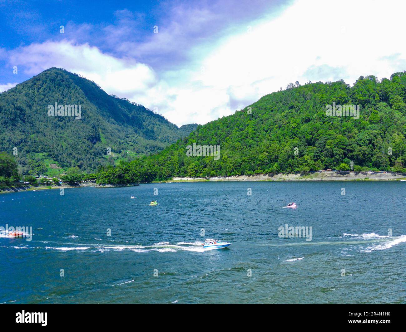 Vue aérienne de Telaga Sarangan ou du lac Sarangan, Magetan, East Java, Indonésie. Images de drone. Banque D'Images