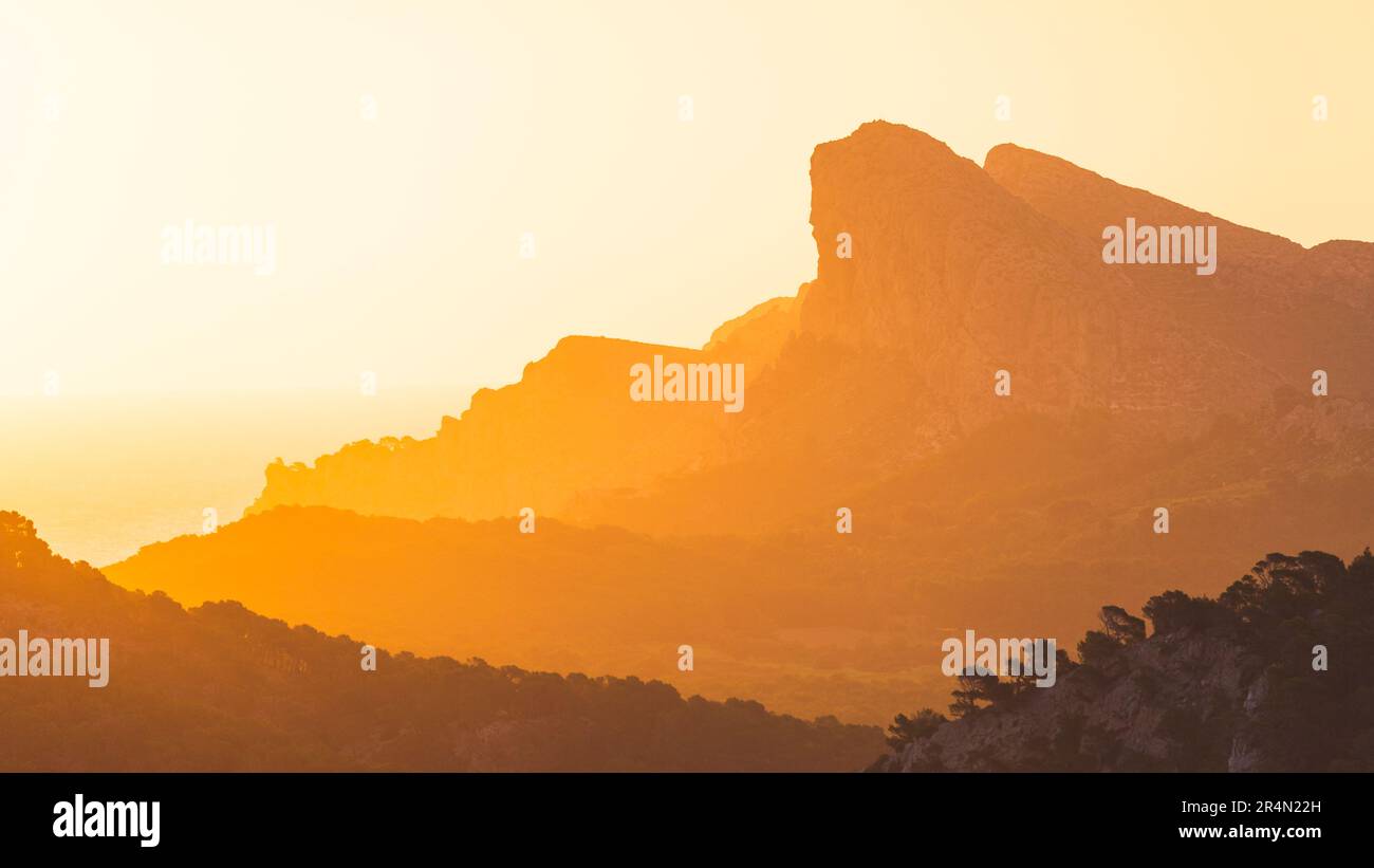 Coucher de soleil orange dans les montagnes. Banque D'Images