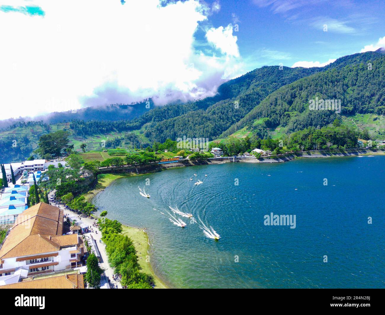 Vue aérienne de Telaga Sarangan ou du lac Sarangan, Magetan, East Java, Indonésie. Images de drone. Banque D'Images