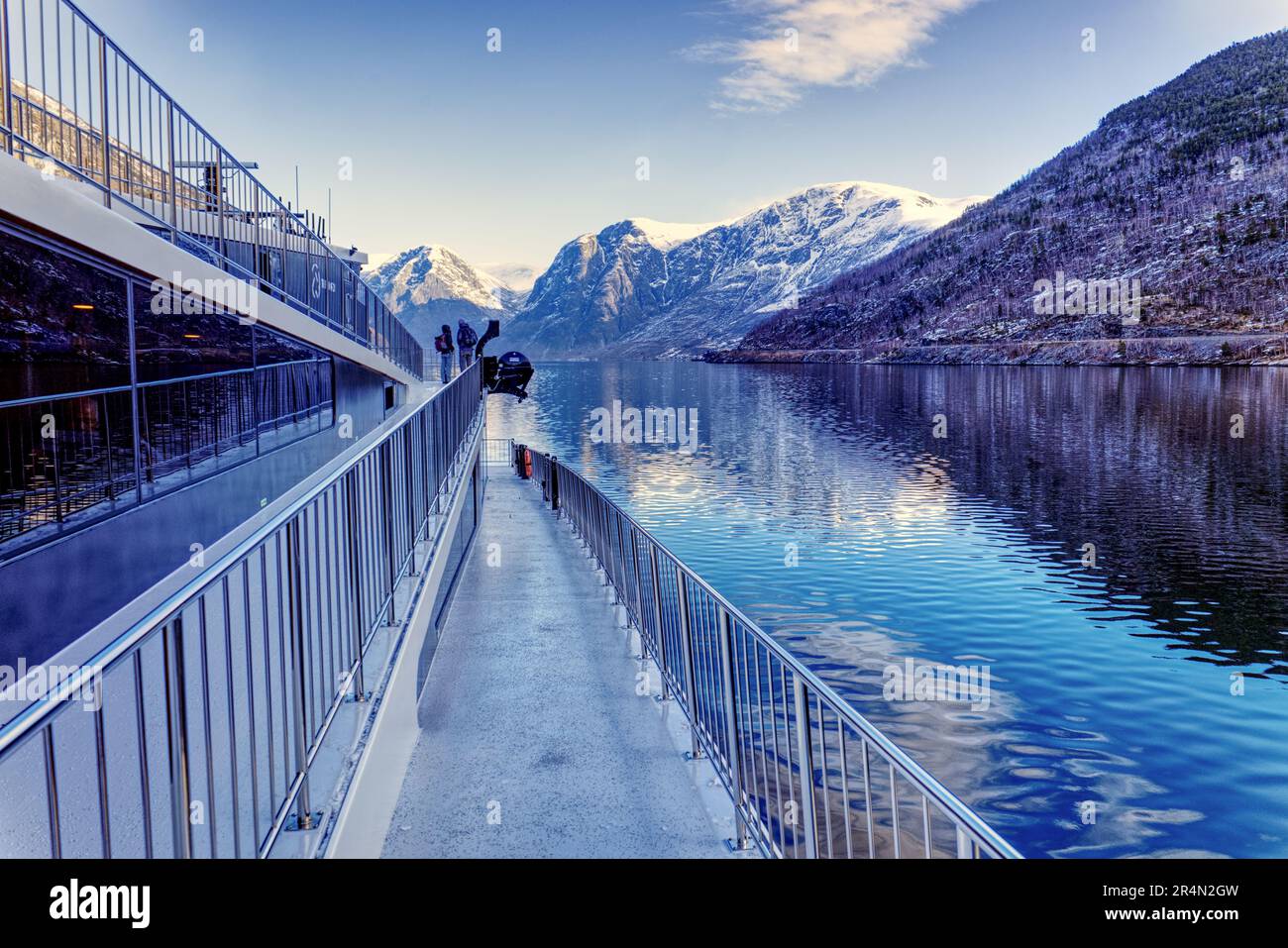 Croisière en ferry de Flam à Gudvangen en Norvège - Ferry sur Aurlandsfjord entouré de montagnes enneigées Banque D'Images