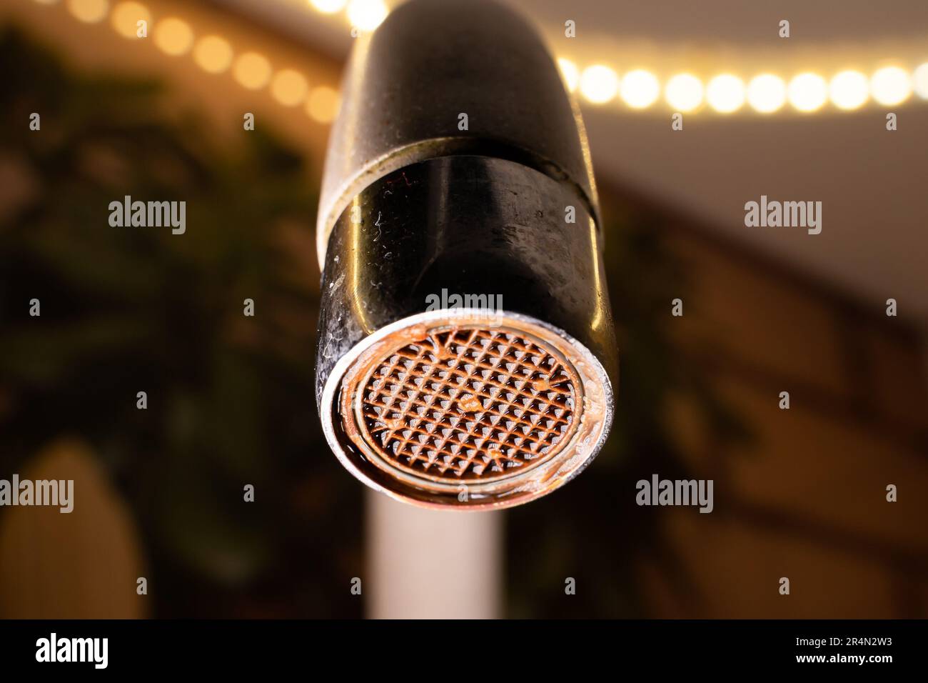 Le diffuseur du robinet est obstrué et corrodé en gros plan. Anciens appareils de plomberie dans la maison Banque D'Images