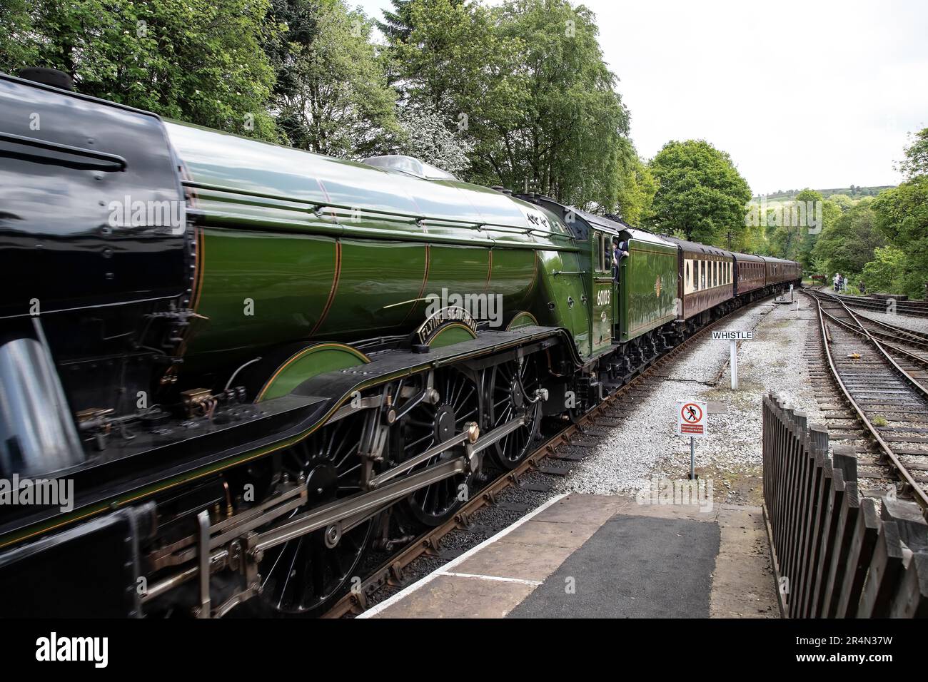 La locomotive à vapeur de classe A3 Flying Scotsman ARRIVE à la gare d'Oxenhope lors de son festival centenaire au Keighley & Worth Valley Railway Banque D'Images