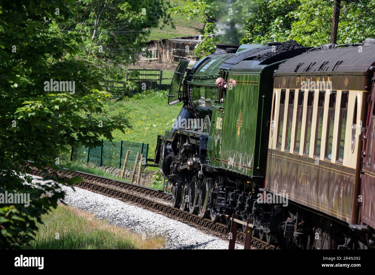 LA locomotive à vapeur FLYING Scotsman classe A3 DE LNER arrondissant une courbe transportant des passagers sur le chemin de fer Keighley & Worth Valley Banque D'Images