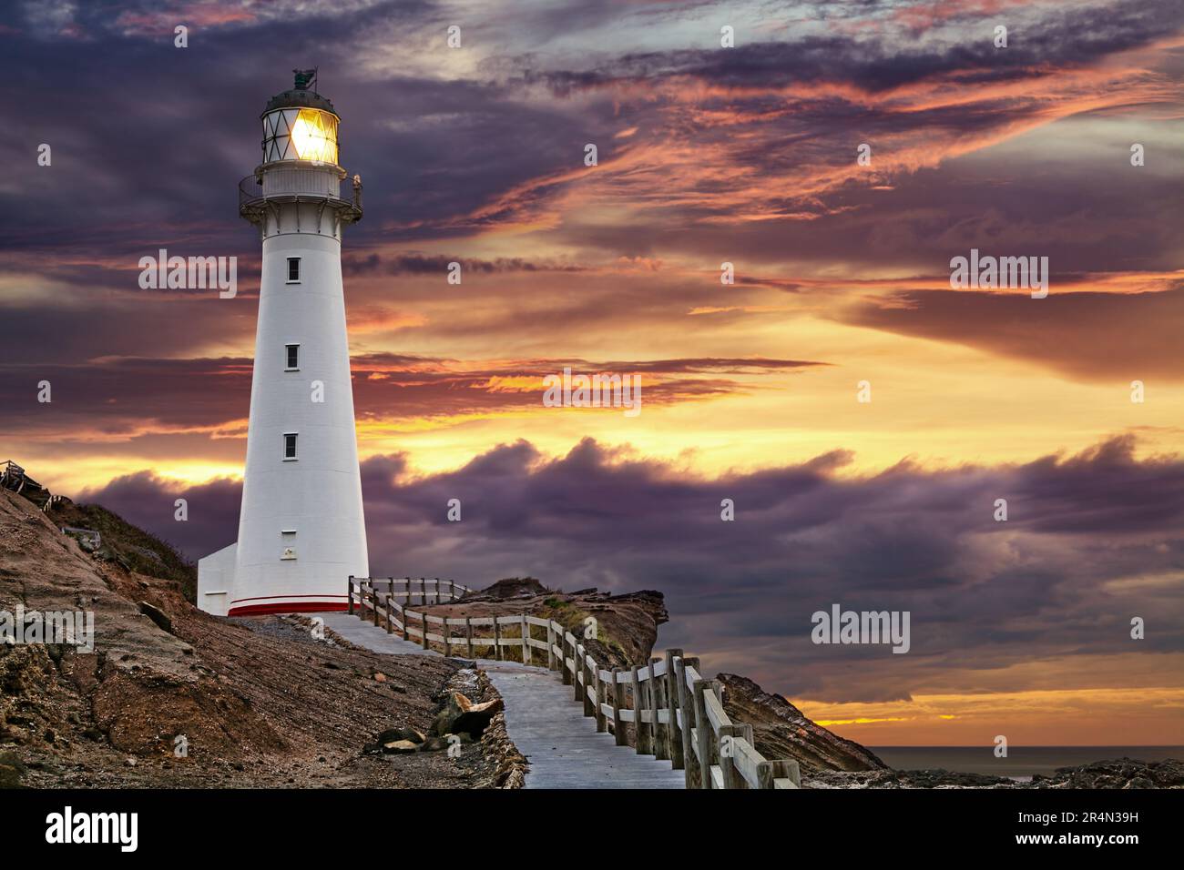 Château Point Lighthouse, sunrise, Wairarapa, Nouvelle-Zélande Banque D'Images