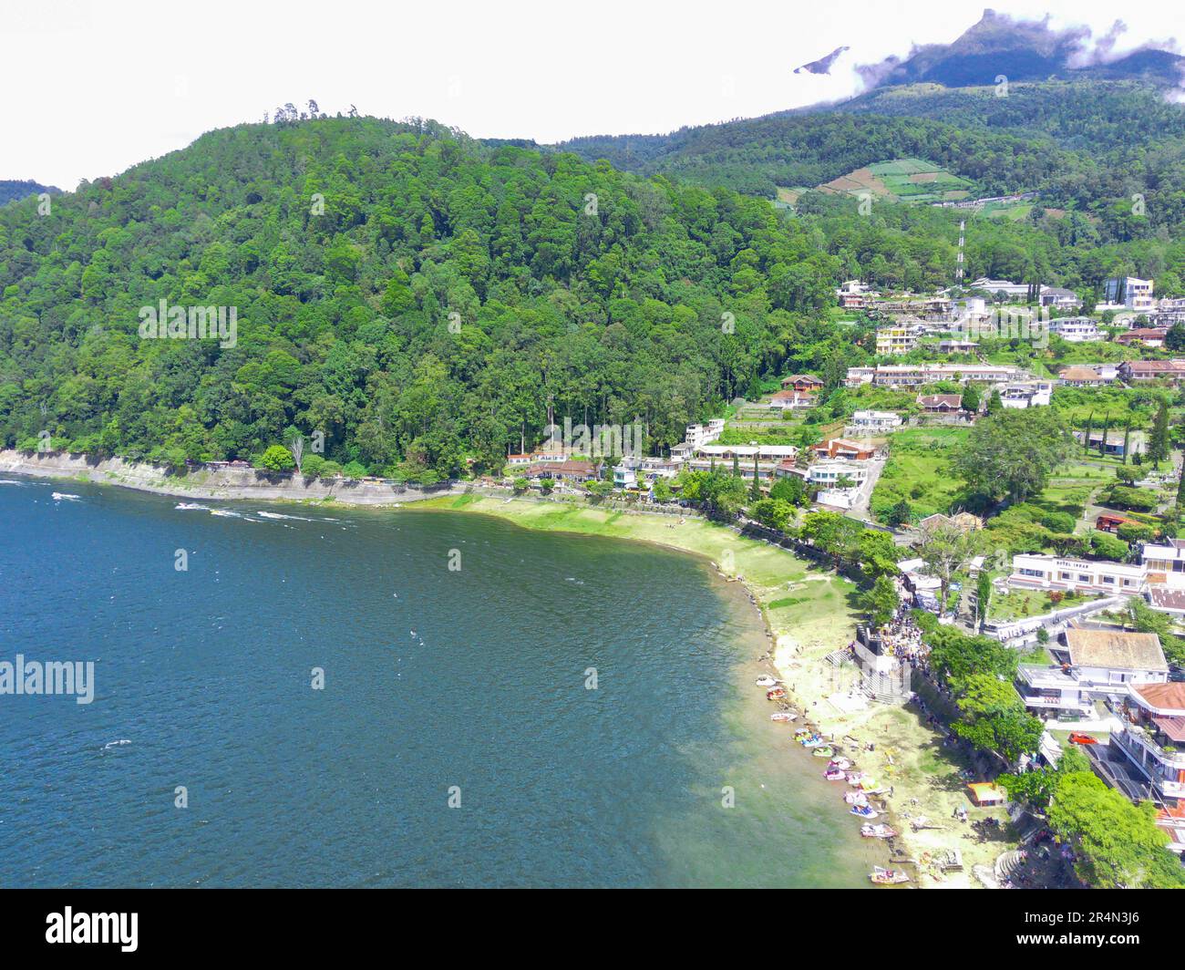 Vue aérienne de Telaga Sarangan ou du lac Sarangan, Magetan, East Java, Indonésie. Images de drone. Banque D'Images