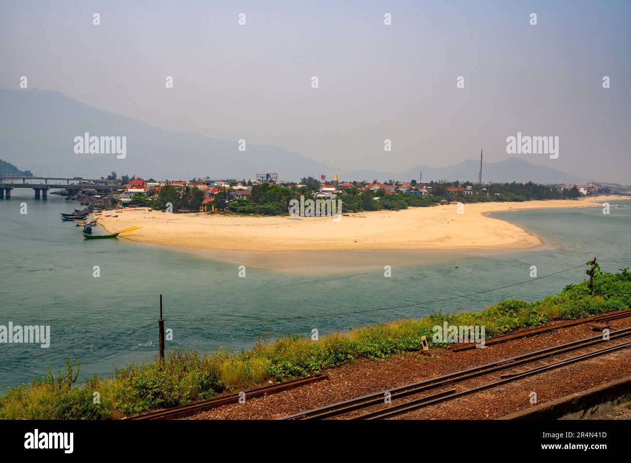 Vue sur le village de Lang Co, le lagon et le pont depuis le point de vue de la route nationale 1 sur Hai Van Pass, Vietnam. Banque D'Images