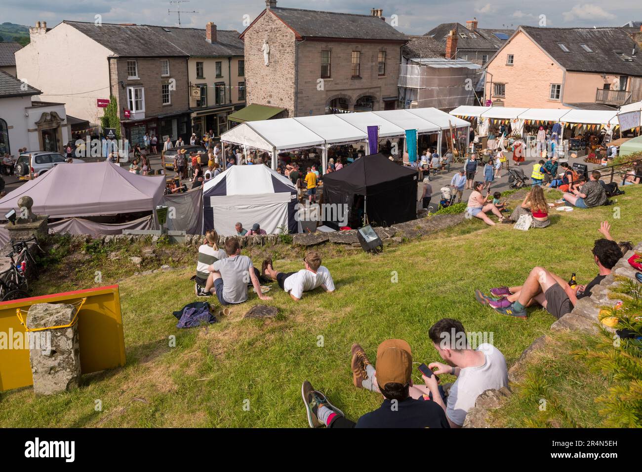 Visiteurs du Hay Festival annuel de littérature dans la célèbre « ville du livre » de Hay-on-Wye, Herefordshire, Royaume-Uni Banque D'Images
