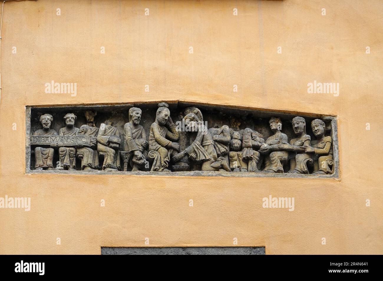 Linteau sculpté datant de 12th ans de la vieille église de Saint-Laurent Pierre, scène du lavage des pieds des apôtres par Jésus-Christ, rue des gras, Clermont-Ferrand. Banque D'Images