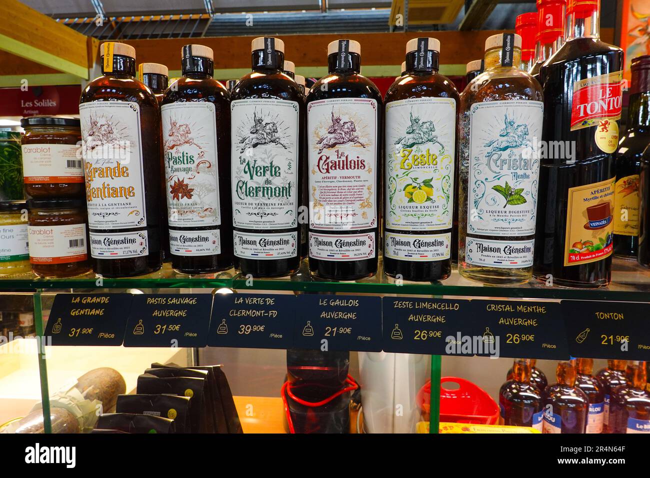 Bouteilles de liqueurs, apéritifs et digestifs français locaux, exposées dans un marché français à Clermont-Ferrand, en Auvergne. Banque D'Images