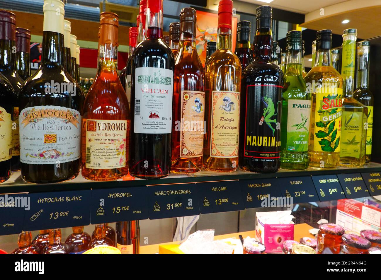 Bouteilles de liqueurs, apéritifs et digestifs français, exposées dans un marché français de Clermont-Ferrand. Banque D'Images