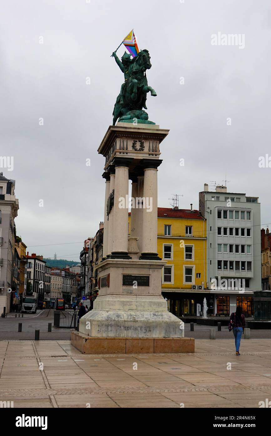 Bartholdi sculpta la statue de Vercingetorix sur un cheval, tenant une épée sur la célèbre place publique de Clermont-Ferrand, la place de Jaude avec son drapeau de fierté. Banque D'Images