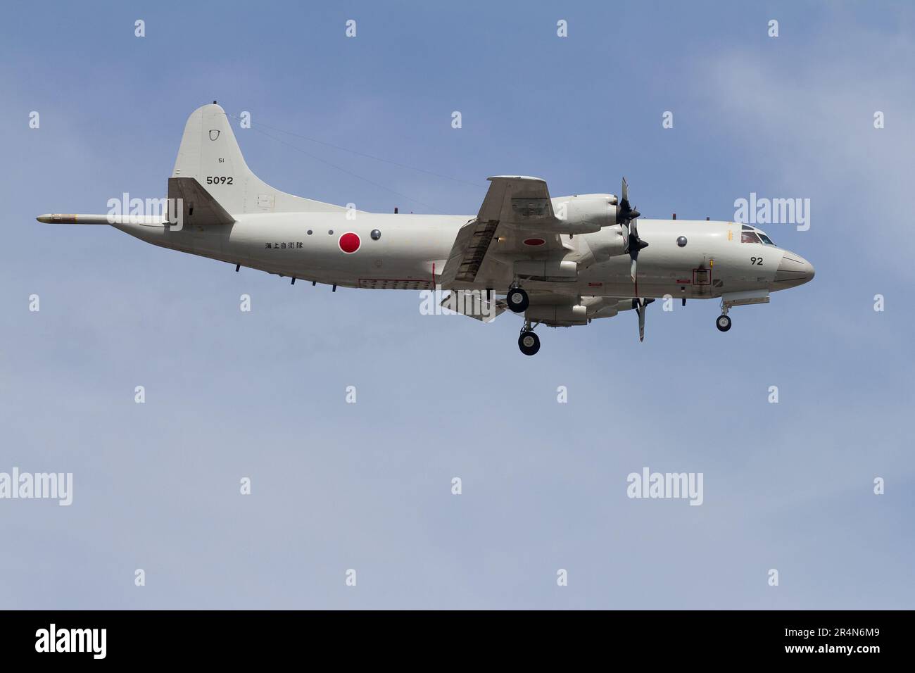 Un avion de reconnaissance maritime Lockheed P-3C Orion avec la Force d'autodéfense maritime japonaise (JMSDF) volant près de la base aérienne NAF Atsugi. Japon Banque D'Images