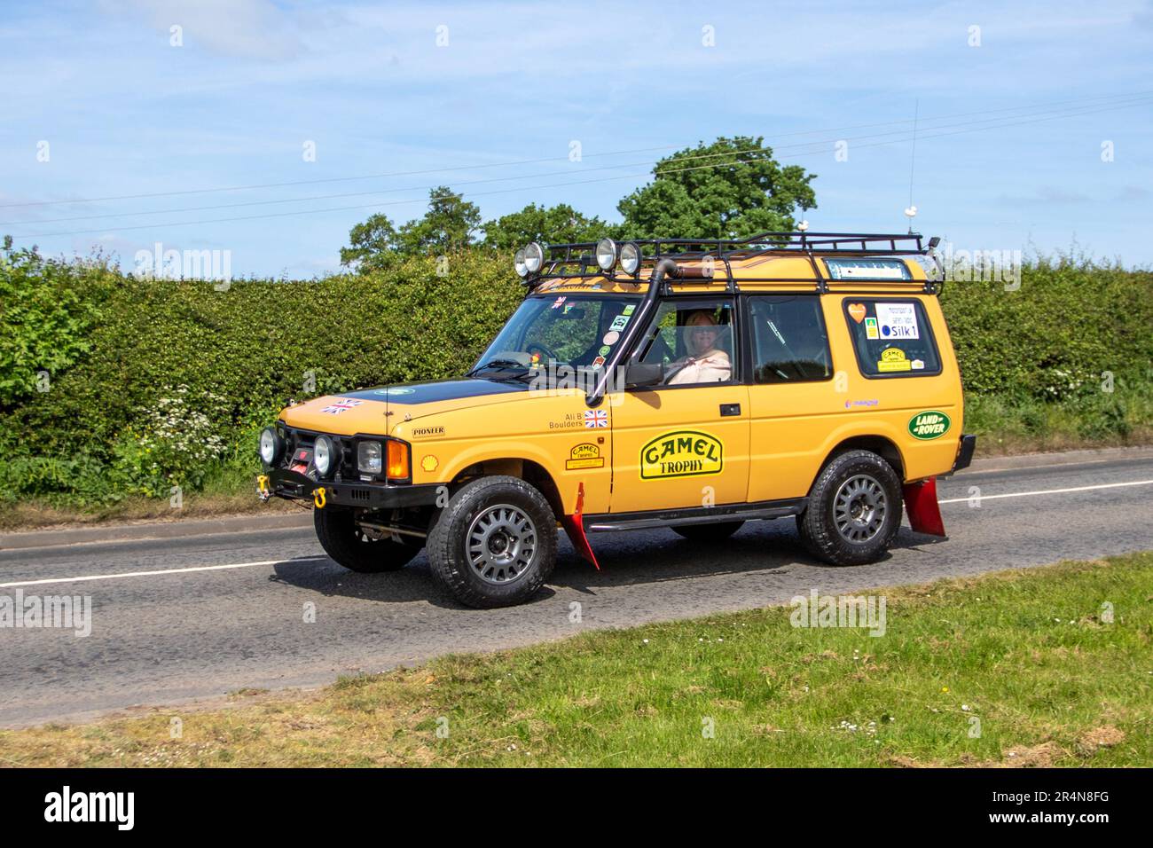 Années 1993 90 années 1990 Yellow Camel Trophy 110 Land Rover Discovery TDI ; SUV au Capesthorne Hall Cheshire Classic Show, Royaume-Uni Banque D'Images